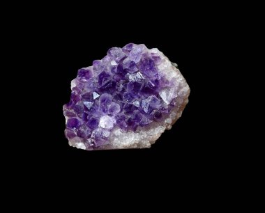 Bir parça Amethyst. Siyah bir arkaplan ile izole edilmiş