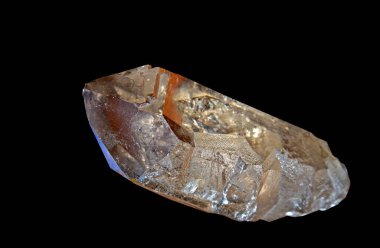 Siyah arka planda izole edilmiş Smokey Quartz kristali.