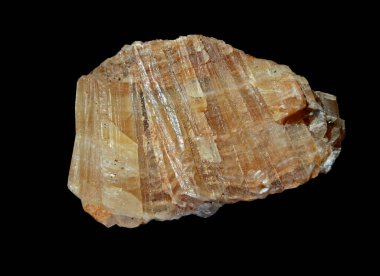 Doğal bir mandalina kuvarsı. Siyah bir arkaplan ile izole edilmiş.