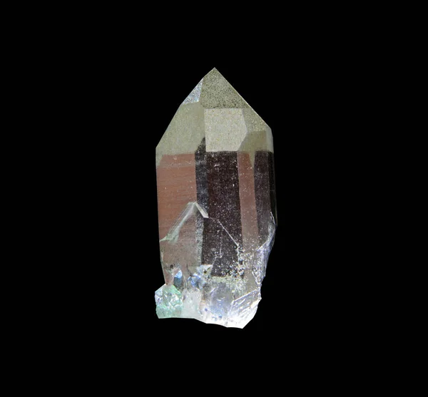 黒の背景に隔離された透明な石英結晶 — ストック写真