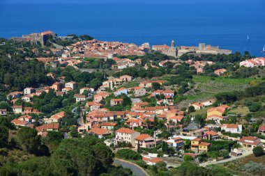 Güney Fransa 'daki Collioure ve Akdeniz limanlarına bakın, İspanya sınırına yakın, Matisse, Dali ve Picasso ile sanatsal bağlantılarıyla ünlü