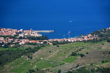 Güney Fransa 'daki Collioure ve Akdeniz limanı üzerinde panoramik manzara, İspanya sınırına yakın, Matisse, Dali ve Picasso ile sanatsal bağlantılarıyla ünlü