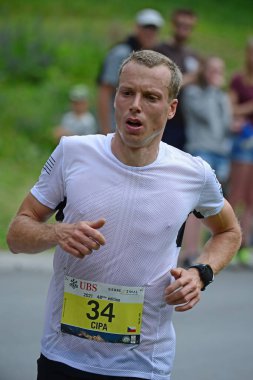 Zinal, SWitzERLAND - 7 Ağustos 2021 'de İsviçre' nin Zinal kentinde düzenlenen Sierre-Zinal Dünya Şampiyonası 'nda seçkin koşucu, Jiri CIPA (CZE)