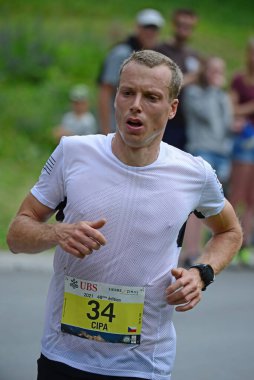 Zinal, SWitzERLAND - 7 Ağustos 2021 'de İsviçre' nin Zinal kentinde düzenlenen Sierre-Zinal Dünya Şampiyonası 'nda seçkin koşucu, Jiri CIPA (CZE)