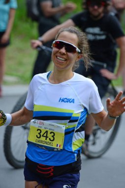 Zinal, SWitzERLAND - 7 Ağustos 2021, Sierre-Zinal Dünya Şampiyonası 'nda seçkin koşucu Blandine L' HIRONDELLE (FRA): 7 Ağustos 2021, İsviçre 'nin Zinal kentinde