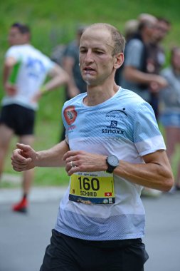 Zinal, SWitzERLAND - 7 Ağustos 2021, Sierre-Zinal Dünya Şampiyonası koşucusu Jonathan SCHMIDT (SWI): 7 Ağustos 2021, Zinal, İsviçre