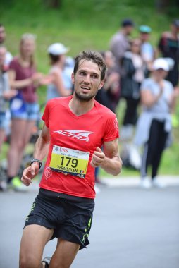 Zinal, SWitzERLAND - 7 Ağustos 2021, Sierre-Zinal Dünya Şampiyonası koşucusu Kevin VERMEULEN (FRA): 7 Ağustos 2021, İsviçre