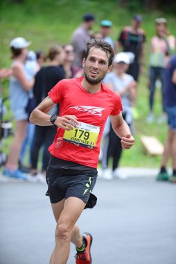 Zinal, SWitzERLAND - 7 Ağustos 2021, Sierre-Zinal Dünya Şampiyonası koşucusu Kevin VERMEULEN (FRA): 7 Ağustos 2021, İsviçre
