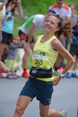 Zinal, SWitzERLAND - 7 AĞUSTOS: Seçkin koşucu, Anais SABRIE (FRA) Sierre-Zinal Dünya Şampiyonası üçüncüsü: 7 Ağustos 2021, Zinal, İsviçre