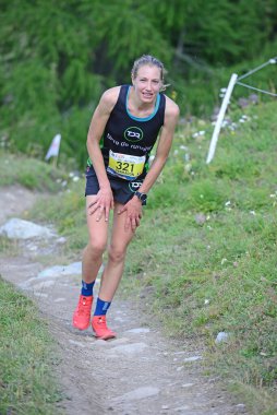 Zinal, SWitzERLAND - 7 Ağustos 2021, Sierre-Zinal Dünya Şampiyonası koşucusu Helene DARRAGON (FRA): 7 Ağustos 2021, Zinal, İsviçre