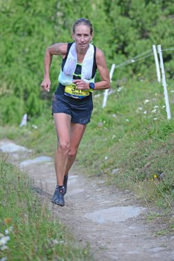 Zinal, SWitzERLAND - 7 Ağustos 2021, Sierre-Zinal Dünya Şampiyonası 'nda Elit koşucu, Timea MERENYI (HUN): 7 Ağustos 2021, Zinal, İsviçre