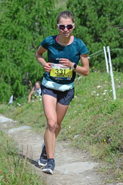 Zinal, SWitzERLAND - 7 Ağustos 2021, Sierre-Zinal Dünya Şampiyonası 'nda seçkin koşucu, Candice FERTIN (FRA): 7 Ağustos 2021, Zinal, İsviçre