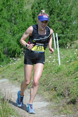 Zinal, SWitzERLAND - 7 Ağustos 2021, Sierre-Zinal Dünya Şampiyonası 'nda Elit koşucu, Brittany CHARBONEAU (ABD): 7 Ağustos 2021, Zinal, İsviçre