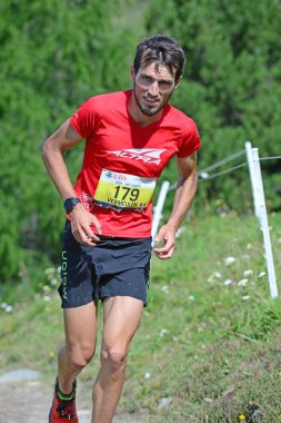 Zinal, SWitzERLAND - 7 Ağustos 2021 'de İsviçre' nin Zinal kentinde düzenlenen Sierre-Zinal Dünya Şampiyonası 'nda seçkin koşucu Kevin Vermeulen (F)