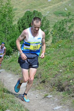 Zinal, SWitzERLAND - 7 Ağustos 2021 'de İsviçre' nin Zinal kentinde düzenlenen Sierre-Zinal Dünya Şampiyonası 'nda Elit koşucu Julien RANCON (F) Takımı Hoka