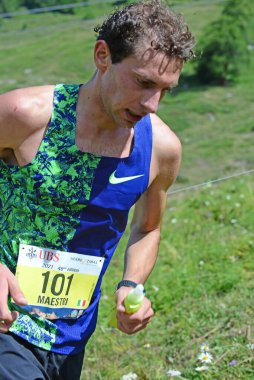 Zinal, SWitzERLAND - 7 Ağustos 2021 'de İsviçre' nin Zinal kentinde düzenlenen Sierre-Zinal Dünya Şampiyonası 'nda Elit koşucu Cesare Maestri (ITA) Takımı Nike