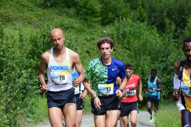 THYON, SWitzERLAND - 31 Temmuz: Seçkin koşucular Joe Gray (l) Cesare Maestri (r), Thyon-Dixence Trail Race: 31 Temmuz 2021, Thyon, İsviçre