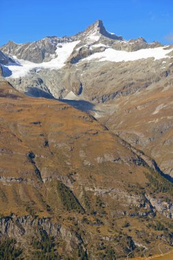 İsviçre 'nin güneyindeki Zinalrothorn Sonbaharda Zermatt' ın üstünde..