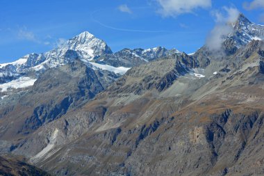 Dent Blanche (l) ve Obergabelhorn (r) güney İsviçre Alplerinde Zermatt 'ın üzerinde sonbaharda.