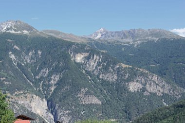 Güney İsviçre Alpleri 'ndeki Chandolin kayak alanı ve Sierre kasabasının üzerindeki Anniviers vadisi. Yazın çekildi..