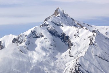 Valais Kantonunda Sion 'un yukarısındaki Haut du Cry adı verilen güney İsviçre Alplerinde karla kaplı bir dağ.