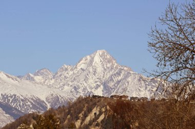 Bietschhorn 'un en yüksek zirvesi, İsviçre' deki Rhone Vadisi 'nin yukarısındaki Güney İsviçre Alpleri' ndeki Nax köyünün ötesinde.