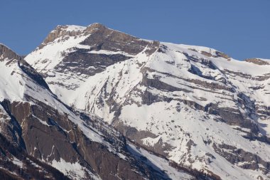 Rhone Vadisi 'nin yukarısındaki İsviçre Alplerindeki Mont Gond ve Conthey ve Sion kasabaları. Kışın çekildi.