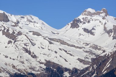 Alplerin yüksek geçitlerinden biri olan Sanetsch Geçidi, Sion 'un yukarısındaki, Valais Kantonu' ndaki güney İsviçre Alpleri 'nde. Kışın çekildi.