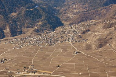 Chamoson köyü, Rhone Vadisi 'ndeki İsviçre Alpleri' nin eteklerindeki üzüm bağlarının ortasında.