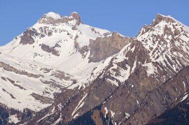 Rhone Vadisi ve Sion kasabasının üstündeki Bernese Alpleri 'nin üzerinden Sanetsch Geçidi. Güney İsviçre Alplerinde, kışın