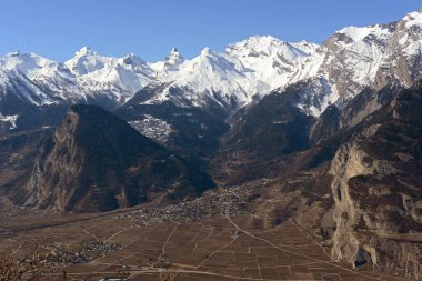 Chamoson köyü, Rhone Vadisi 'ndeki İsviçre Alpleri' nin eteklerindeki üzüm bağlarının ortasında.