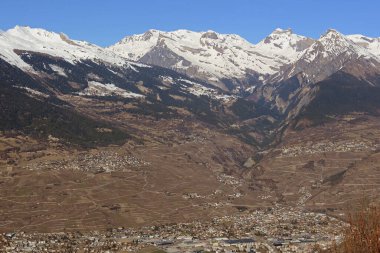 Valais Kantonu 'ndaki Sion yakınlarında, Rhone Vadisi' ndeki İsviçre Alplerinin eteğindeki Conthey köyü.