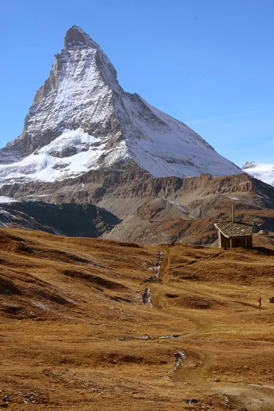 马特宏山 秋天世界上最有名的山脉之一 在瑞士阿尔卑斯山Zermatt上方 前面有一座山的小教堂 — 图库照片