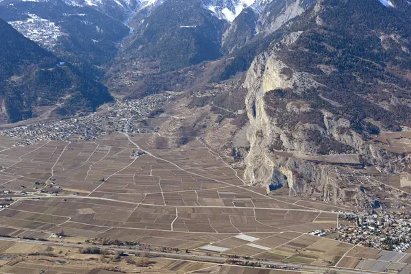 Das Dorf Chamoson Inmitten Seiner Weinberge Fuße Der Schweizer Alpen Stockbild