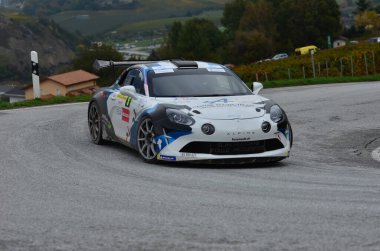 CHALAIS, SWitzERLAND - 15 EKİM: Pinto and Barras in their Renault Alpine driving the International Ralally du Valais: 15 Ekim 2022, Chalais, İsviçre