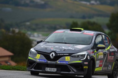 CHALAIS, SWitzERLAND - 15 Ekim 2022 'de İsviçre' nin Chalais şehrinde düzenlenen Uluslararası Ralli 'de Renault Clio' da Girolamo ve Betrisey
