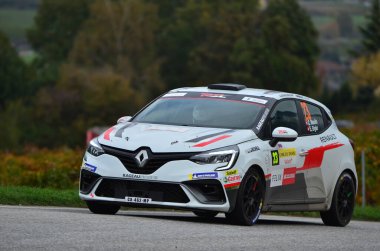 CHALAIS, SWitzERLAND - 15 EKİM: Moulin ve Bigler Renault Clio 'larında Uluslararası Ralli du Valais' i sürüyorlar: 15 Ekim 2022, Chalais, İsviçre