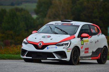 CHALAIS, SWitzERLAND - 15 Ekim: Studer ve Rossetti Renault Clio ile Uluslararası Ralli du Valais 'i sürdüler: 15 Ekim 2022, Chalais, İsviçre
