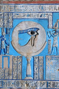 Mısır 'da, Dendera' daki tanrıça Hathor 'un eski Mısır tapınağındaki balmumu ayda kutsal Horus' un kutsal gözünün güzel boyanmış rahatlaması.