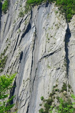 Neredeyse dikey, çok yüksek bir kireçtaşı kayası.