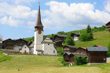 İsviçre 'nin Germen bölgesindeki Alp köyünde kilise ve eski ahşap evler