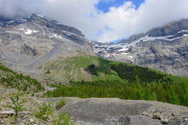 Diablerets Buzulu 'nun altındaki uçurum yüzeyi. Büyük bir uçurumun çöktüğü yer. Tüm köyü yok etti. Güney Swiiss Alplerinin Derborance Vadisi 'nde
