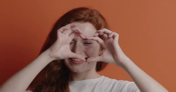 Romantik Kız Kalp Hareketi Yapıyor Sevimli Mutlu Kalbi Gözlerinin Önünde — Stok video