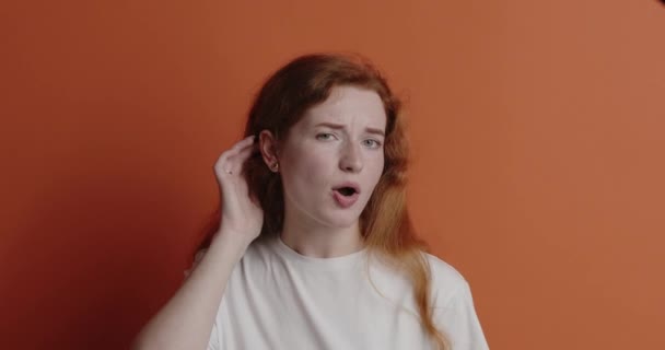 Egy Vörös Próbál Elszigeteltséget Hallani Portré Zavaros Lány Tartja Kezét — Stock videók