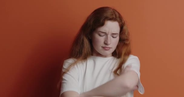 Ruda Obraziła Się Izolatce Portret Nieszczęśliwej Dziewczyny Stojącej Złożonymi Rękami — Wideo stockowe