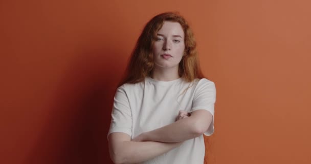 Ernste Frau Posiert Isoliert Porträt Eines Unglücklichen Mädchens Das Mit — Stockvideo