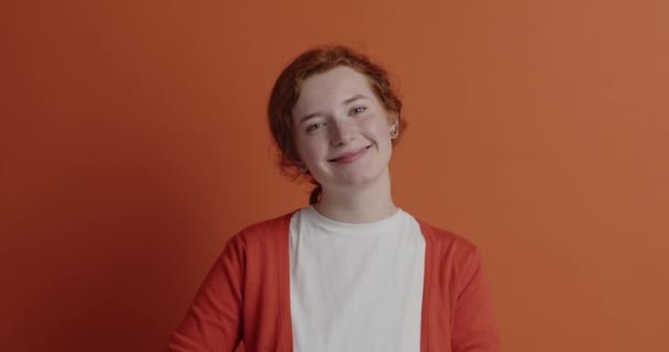 Mujer Sonriente Mostrando Dedo Gordo Aislado Chica Feliz Mirando Cámara — Vídeos de Stock