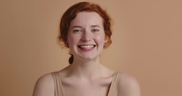 Skönhetskvinna Skrattar Isolerat Porträtt Ingefära Kvinna Modell Med Slät Hud — Stockvideo