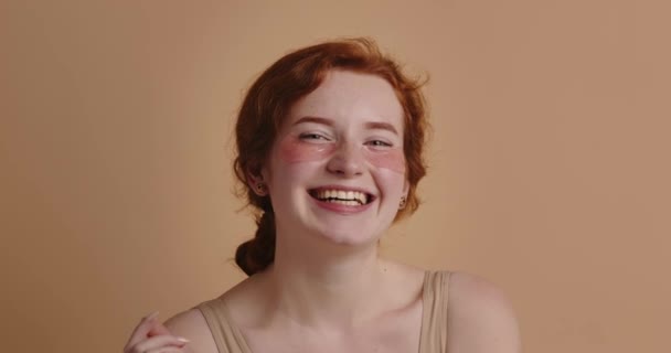 Mujer Sonriente Posando Parches Primer Plano Hermosa Chica Sonriente Posando — Vídeo de stock
