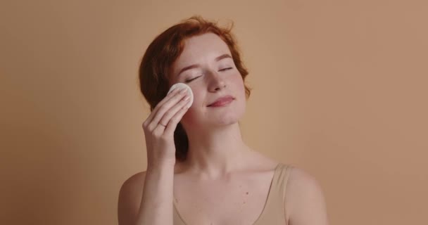 Vrouw Schoonmaken Gezicht Met Witte Pad Mooi Meisje Verwijderen Make — Stockvideo